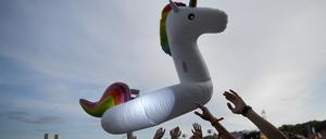 Ein aufblasbares Einhorn wird vom Publikum beim zweitägigen Musikfestival Lollapalooza auf dem Gelände des Olympiaparks in die Luft geworfen.