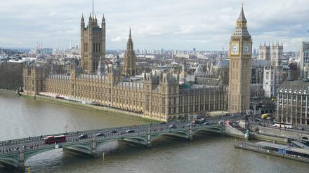 Blick auf London mit dem Big Ben (M), dem Palace of Westminster  (M,l, Sitz des britischen Parlaments) und der Themse.