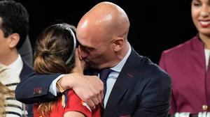 Luis Rubiales hatte bei der WM im August 2023 den Kopf der Spielerin Jenny Hermoso mit beiden Händen festgehalten und sie auf den Mund geküsst.