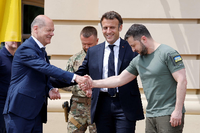 Bundeskanzler Scholz (l.) beim Treffen mit Frankreichs Präsident Macron (m.) und dem ukrainischen Präsidenten Selenskyj (r.).