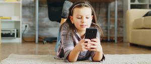 Kinder sollten schon früh den Umgang mit Geld einüben. Denn bei Spielen mit dem Smartphone mit verlockenden Bezahlinhalten können sonst hohe Kosten entstehen.