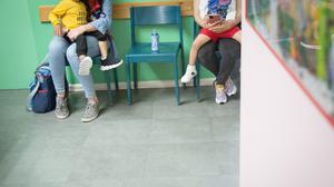Eltern warten mit ihren Kindern im Wartezimmer der Kinderarztpraxis von Jakob Maske in Berlin-SchÃ¶neberg am 08.06.2022.