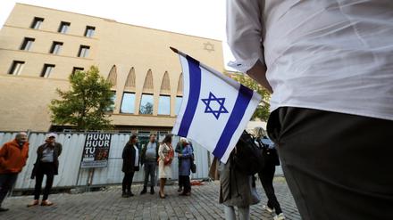 Mahnwache vor der neuen Synagoge in Potsdam am 13. Oktober. Etwa 40 Personen folgten dem Aufruf.