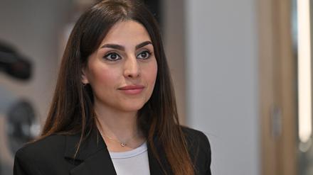 Mahsa Hashemi lernte ihr Handwerk im Iran. Betriebswirtschaft erlernte sie bei der Meisterprüfung in Brandenburg. 