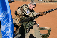 Soldatin der Bundeswehr mit einem Maschinengewehr MG 3 in Mali. 100 der Waffen sollen jetzt in die Ukraine gehen.