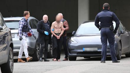Ein Mann wird zur Haftvorführung ins Amtsgericht Ravensburg gebracht. Er wird beschuldigt, eine Vierjährige in einem Supermarkt in Wangen im Allgäu mit einem Messer schwer verletzt zu haben. 
