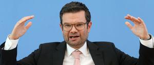 Marco Buschmann (FDP), Bundesjustizminister, beantwortet Fragen vor der Bundespressekonferenz.