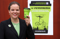 Marie-Luise Glahr, Vorstandsvorsitzende der Bürgerstiftung, präsentiert den Potspresso-Becher.