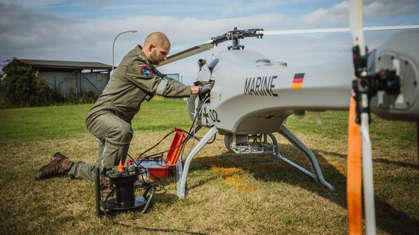 Ein Techniker der Bundeswehr prüft die Hubschrauberdrohne „Sea Falcon“ für den bevorstehenden Testflug.