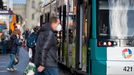 In Brandenburg wird die FFP2-Maskenpflicht in Bus und Bahn aufgehoben. 