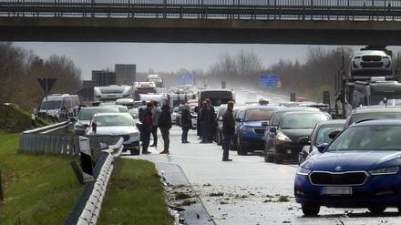 Fahrzeuge und Menschen stehen nach mehreren Unfällen auf der Fahrbahn der Autobahn A31.