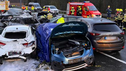 Mehrere Fahrzeuge stehen auf der Autobahn 3 in der Nähe von Würzburg nach einer Massenkarambolage an der Unfallstelle. 