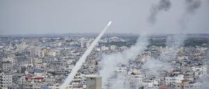 Gaza-Stadt: Raketen werden von militanten Palästinensern aus dem Gazastreifen auf Israel abgefeuert.