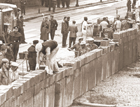 Der Bau der Berliner Mauer im August 1961: Arbeiter erhöhen die Sektorensperre an der Bernauer Straße.