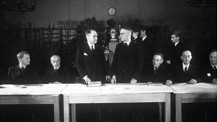 1948 geht die Max-Planck-Gesellschaft mit Otto Hahn (Mitte, links) als Präsident aus der Kaiser-Wilhelm-Gesellschaft hervor.