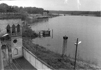 An der Havel wird Potsdam ab August 1961 abgetrennt. Zunächst durch Stacheldraht, der aber schnell durch die Mauer ersetzt wird.