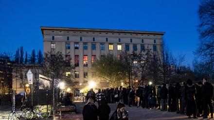 Menschen stehen Schlange vor dem Techno-Klub Berghain in Berlin