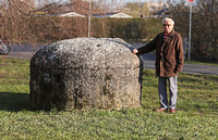 Der Potsdamer Heinz Matysiak an einem der Mini-Bunker aus dem Zweiten Weltkrieg im Beetzweg.