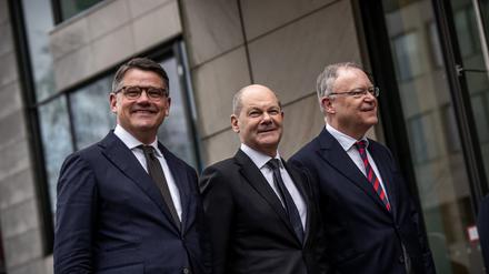 Von links: Boris Rhein (CDU), Ministerpräsident von Hessen, begrüßt Bundeskanzler Olaf Scholz (SPD) neben Stephan Weil (SPD), Ministerpräsident von Niedersachsen, zur Sitzung der Ministerpräsidentenkonferenz (MPK) am 6. März 2024. 