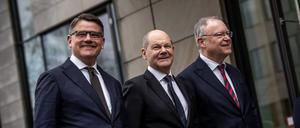 Von links: Boris Rhein (CDU), Ministerpräsident von Hessen, begrüßt Bundeskanzler Olaf Scholz (SPD) neben Stephan Weil (SPD), Ministerpräsident von Niedersachsen, zur Sitzung der Ministerpräsidentenkonferenz (MPK) am 6. März 2024. 