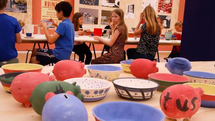 Keramikworkshop für Kinder im Kunsthaus Minsk mit Keramik von Hedwig Bollhagen