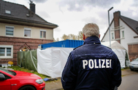 Ein Haus in Alsdorf: wird von der Polizei durchsucht. Ein Verdächtiger wurde im Zusammenhang mit dem Missbrauchskomplex festgenommenen.