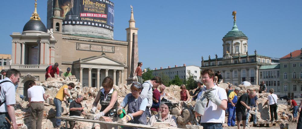 Wie alles begann: Als Aktion für den Aufbau des Stadtschlosses lud die Bürgerinitiative Mitteschön 2007 zum Steineklopfen auf dem Alten Markt ein.