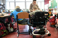 Einzelfallhelferin Theresa Fietzke während des Unterrichts mit einem Kind mit Behinderung in der Rosa-Luxemburg-Grundschule in Potsdam. 