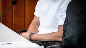 Der Angeklagte sitzt mit Handschellen in einem Gerichtssaal des Landgerichts Heilbronn auf seinem Platz. Der wegen Mordes angeklagte 21-jährige Mann verursachte mit einem Fahrzeug in der Heilbronner Innenstadt aufgrund von deutlich überhöhter Geschwindigkeit einen schweren Unfall, bei dem ein 42-jähriger Mann sein Leben verlor.
