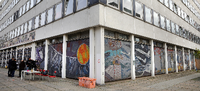 Das Mosaik am ehemaligen Rechenzentrum an der Ecke Dortu- / Breite Straße.