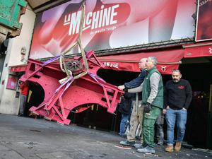 Ein Teil des abgefallenen Mühlenflügels wird vor dem Moulin Rouge beseitigt.