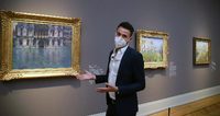 Museumskurator Daniel Zamani vor dem "Palazzo Contarini" von Monet. 