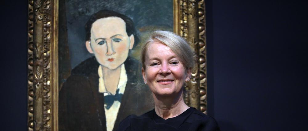 Ortrud Westheider, Co-Kuratorin der Schau „Moderne Blicke“, vor Modiglianis Porträt der Künstlerin Elena Povolozky aus dem Jahr 1917.