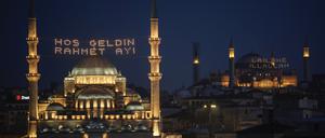 Vor dem muslimischen Fastenmonat Ramadan sind in der Yeni-Moschee in Istanbul Lichtreklamen mit der türkischen Aufschrift „Willkommen im Monat der Barmherzigkeit“ und in der Hagia-Sophia-Moschee mit der Aufschrift „Es gibt keinen Gott außer Allah“ angebracht.