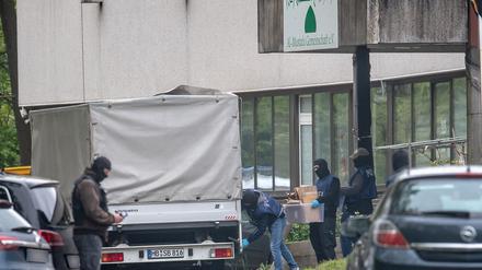 Einsatzkräfte tragen am 30.04.2020 Kisten aus der Moschee der Al-Mustafa-Gemeinschaft in Bremen.  