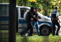 Die sechs festgenommenen Deutschen sind dringend verdächtig, eine rechtsterroristische Vereinigung namens "Revolution Chemnitz" gegründet zu haben.