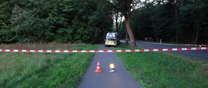 Die Polizei steht bei einem Wald bei Großbeeren-Diedersdorf südlich von Berlin (Landkreis Teltow-Fläming) und sichert Spuren.