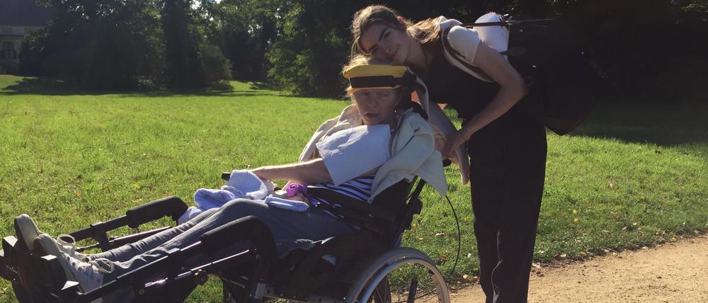 Lara Kokott mit ihrer Mutter Christine, die unheilbar an ALS erkrankt ist und zu keiner Priorisierungsgruppe beim Impfen gehört.