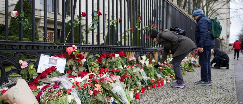 Trauernde legen Blumen am Zaun der russischen Botschaft nieder. 