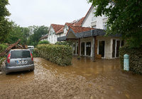 Nach der Katastrophe wird in Bad Neuenahr aufgeräumt. Aus Potsdam sollen Bautrockner zur Hilfe kommen. 