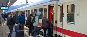 Reisende steigen am Bahnhof Koblenz in einen Zug.
