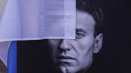 Nawalny auf einer Flagge.