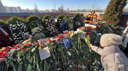 Ein Frau legt nach der Beerdigung von Alexej Nawalny auf dem Borisowskoje-Friedhof Blumen am Grab ab. Nawalny, der der schärfste Gegner von Präsident Wladimir Putin war, wurde nach einer Beerdigung, an der Tausende von Trauernden teilnahmen, unter starker Polizeipräsenz beigesetzt.
