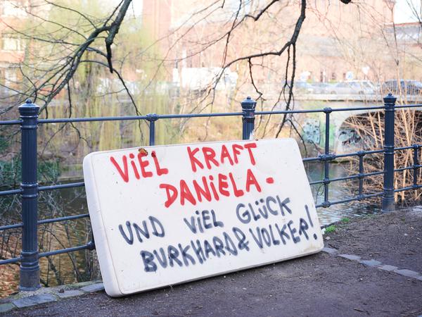 Eine Solidaritätsbekundung auf einer alten Matratze, die am Landwehrkanal in Kreuzberg abgestellt wurde.