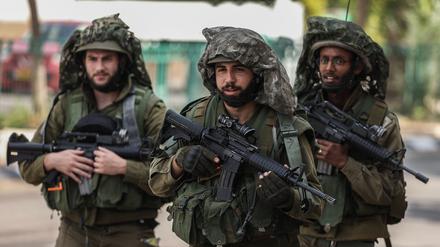 Israelische Soldaten nehmen an einer Fahndung nach einem Bewaffneten teil. 