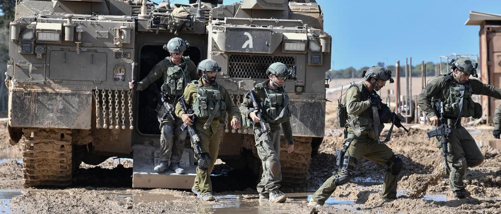 Dieses Foto vom 13. Oktober 2023 zeigt israelische Soldaten, die aus einem gepanzerten Fahrzeug nahe der Grenze zwischen Israel und Gaza im Süden Israels aussteigen.