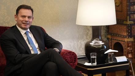 Luís Montenegro, Vorsitzender der Mitte-Rechts-Koalition der Demokratischen Allianz, wird vom portugiesischen Präsidenten de Sousa (nicht im Bild)  zu Konsultationen nach den Ergebnissen der portugiesischen Parlamentswahlen im Präsidentenpalast Belem in Lissabon empfangen.