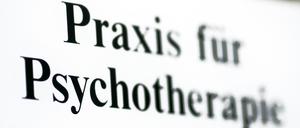 ARCHIV - 24.11.2009, Stendal: Ein Schild einer Praxis für Psychotherapie in Stendal. Foto: Jens Wolf/zb/dpa +++ dpa-Bildfunk +++