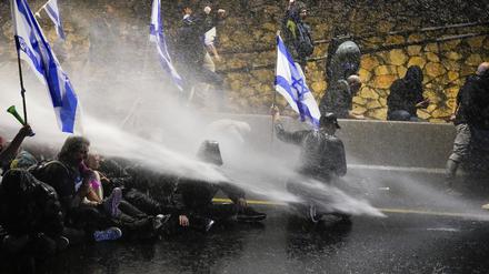 Die Polizei setzt Wasserwerfer ein, um Demonstranten während eines Protests gegen die Regierung des israelischen Premierministers Benjamin Netanjahu und für die Freilassung von Geiseln.