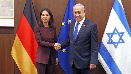Israels Premierminister Benjamin Netanjahu (r) begrüßt die deutsche Außenministerin Annalena Baerbock (Bündnis 90/Die Grünen) vor einem gemeinsamen Treffen. 